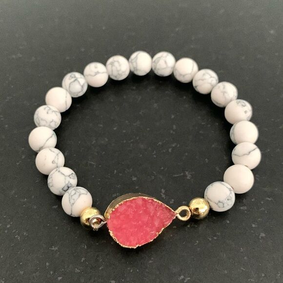 Bold Red Faux Druzy Stone Bracelet with Gold-Tone & Howlite Beads - Stretch New - Picture 1 of 9